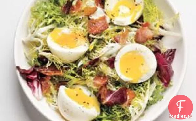 Friseé Con Tocino Y Huevos Cocidos Suaves Receta