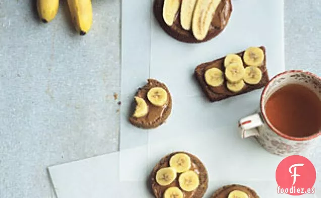 Mantequilla de Almendras y Plátanos con Dedos sobre Pan de Frutas