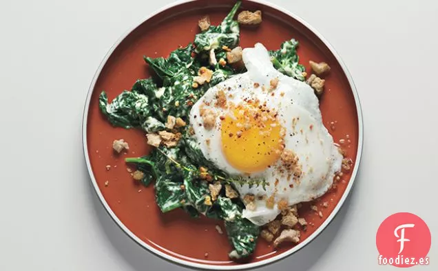 Huevos Soleados con Crema de Mostaza y Espinacas con Migas Crujientes