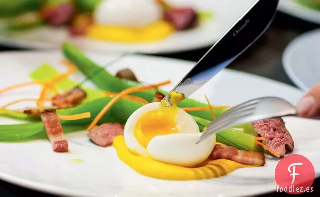 Lyonnaise de Ensalada moderna con Puerros, Lardons y Mollet de Oeuf