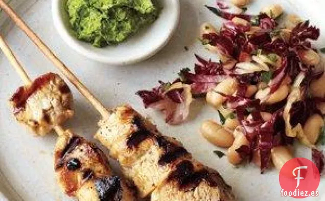 Brochetas De Pollo Con Ensalada De Frijoles Y Pesto