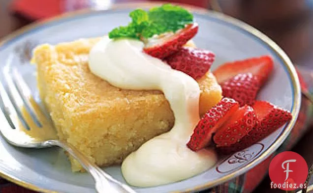 Pastel de Sirope de Limón con Bayas y Crema de Cuajada de Limón