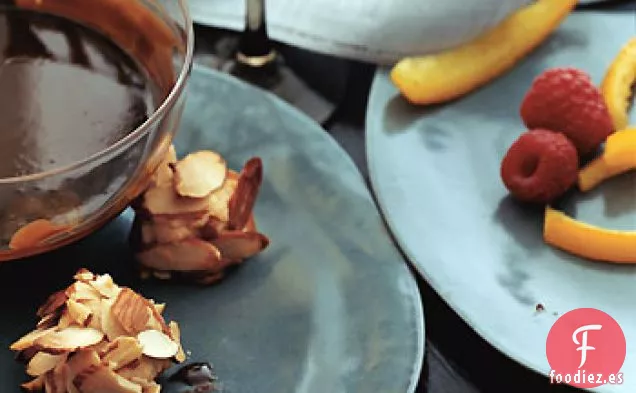 Fondue de Chocolate con Cáscara de Naranja Confitada, Frambuesas y Macarrones de Almendras