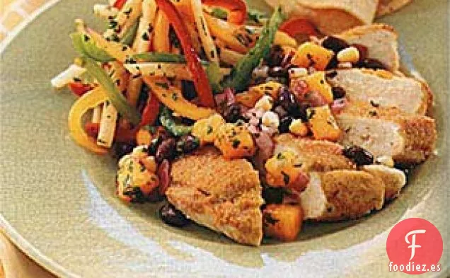 Pechugas de Pollo con Corteza de Cilantro y Harina de Maíz y Salsa de Mango y Frijoles Negros