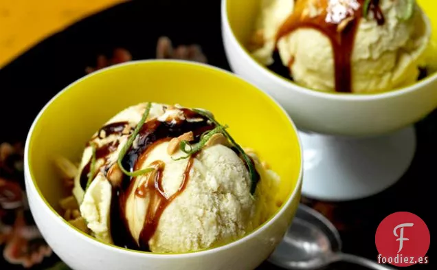 Helado de Coco y Maíz con Jarabe de Azúcar Morena y Cacahuetes