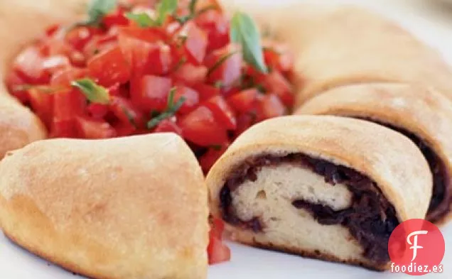 Rollino Veneto (Rollos de Pizza de Venecia) con Ensalada de Tomate y Albahaca