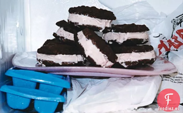 Sándwiches de Helado de Fresa y Galletas con Chispas de Chocolate y Chocolate
