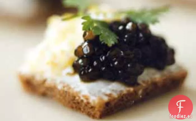 Caviar en Pan Integral con Crema Agria