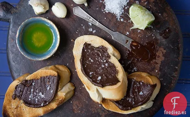 Mojo de Chocolate y Ajo con Pan Cubano Tostado (Tostadas de Pan Cubano con Mojo de Chocolate)