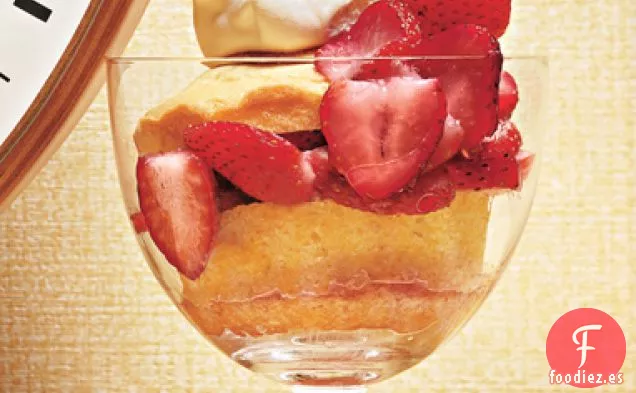 Pasteles de Leche Calientes con Fresas y Nata