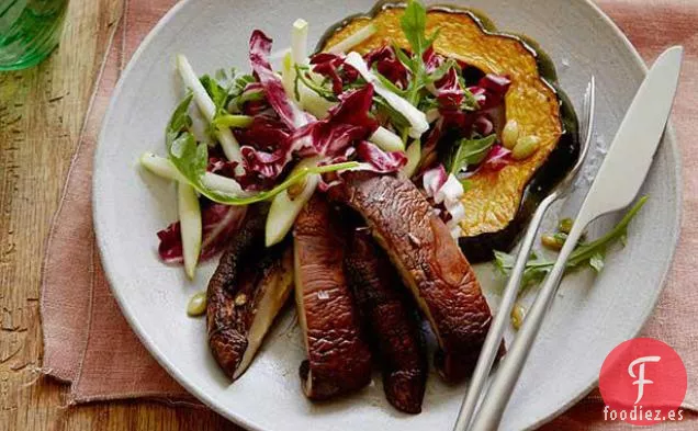 Ensalada de Calabaza de Bellota Asada y Champiñones Portobello con Achicoria, Manzanas y Semillas de Calabaza