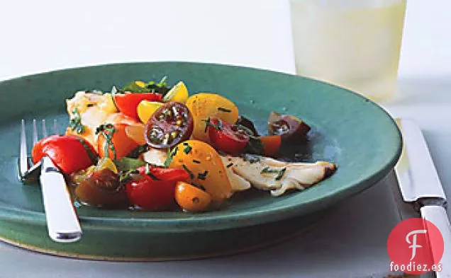 Pescado con Agua de Pepino y Tomate al Curry y Ensalada de Hierbas de Tomate