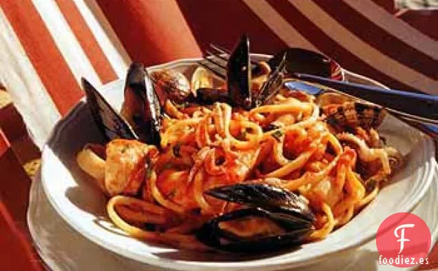 Linguini con Salsa de Mariscos