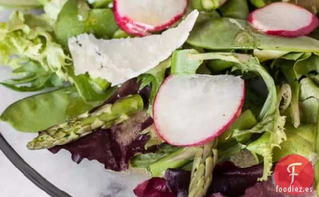 Ensalada De Verduras De Primavera Con Espárragos, Guisantes, Rábanos Y Ho