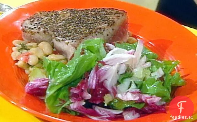 Filete de Atún al Poivre con Frijoles Blancos y Ensalada de Verduras Amargas