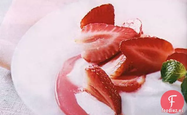Queso de Yogur Dulce con Fresas Acuñadas