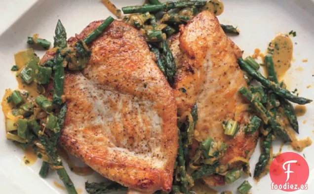 Chuletas de Pollo Salteadas con Espárragos, Cebolletas y Perejil-Gremolata de Estragón