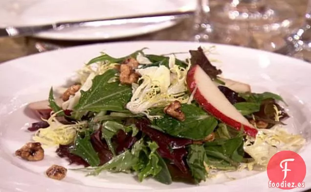 Ensalada Frisee con Nueces Especiadas, Peras, Queso Cheddar de Granja y Vinagreta de Oporto