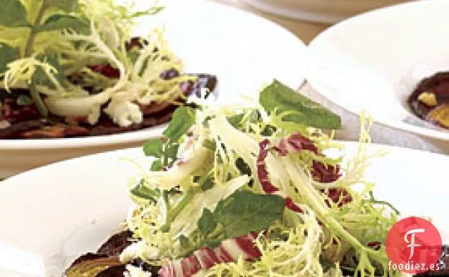Ensalada De Lechuga Con Volantes Sobre Una Cama De Remolacha Con Vinagreta De Nuez Y Limón