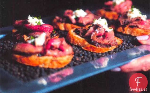 Bistec con Costra de Pimienta con Crema de Rábano Picante sobre Crostini de Ajo a la Parrilla
