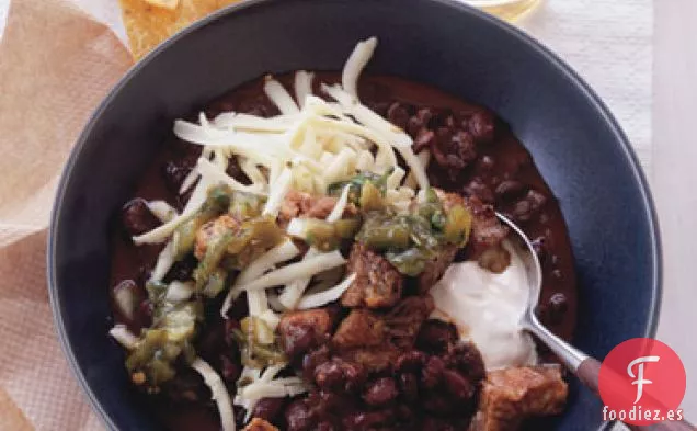 Chile de Frijoles Negros con Carne de Cerdo Crujiente y Salsa Poblana