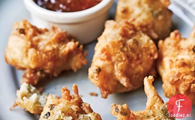 Buñuelos de Camarones de Coco con Salsa de Jalea de Pimienta