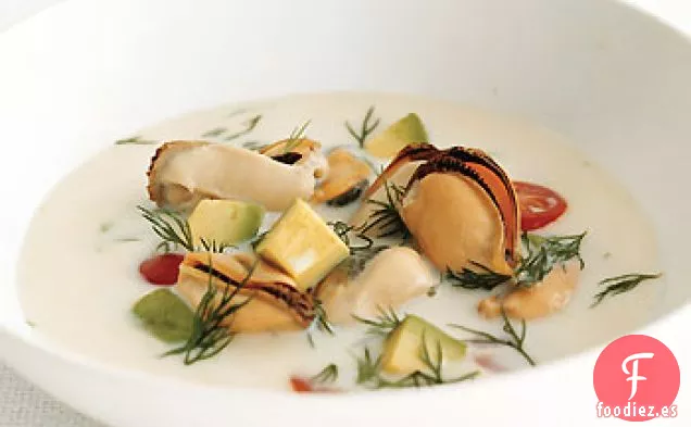 Sopa de Mejillón con Aguacate, Tomate y Eneldo