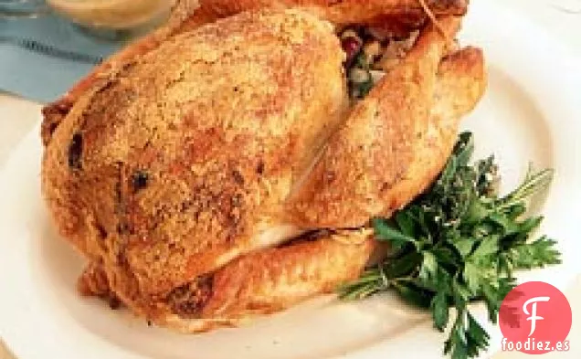 Pavo Asado de Vermont con Salsa de Menudillos y Aderezo de Salchichas y Salvia, para Acción de Gracias