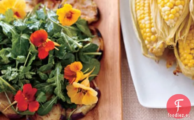 Ensalada De Hierbas Frescas Y Verduras Con Berenjena Frita