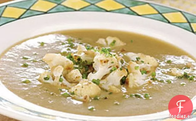 Sopa Cremosa De Ajo Asado Con Coliflor Salteada Y Hierbas Frescas