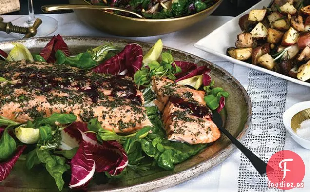 Lado de Salmón Frotado con Romero con Papas Asadas, Chirivías y Champiñones