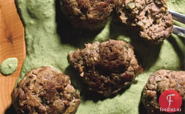 Albóndigas de Bisonte de Oriente Medio con Salsa de Cilantro y Yogur