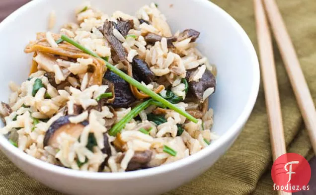 Mezcla De Champiñones Y Espinacas En Arroz Integral