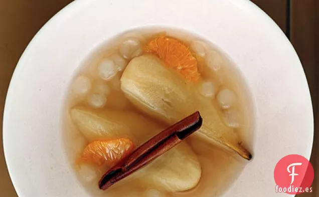 Peras Escalfadas con Té, Perlas de Tapioca y Satsumas