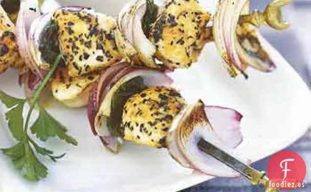 Pollo a la Parrilla, Cebolla Roja y Kebabs de Menta con Ensalada Griega