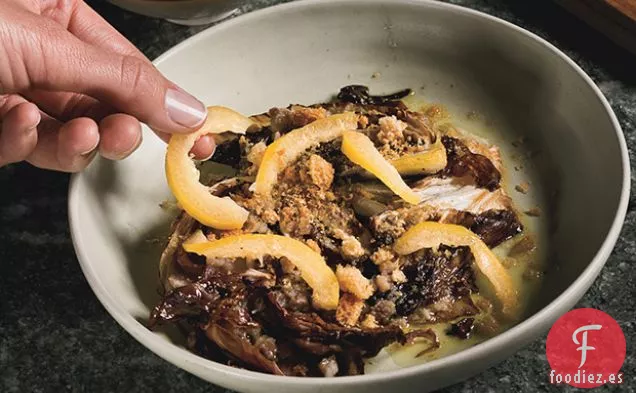 Achicoria Asada con Vinagreta de Anchoa, Limón en Conserva y Pan Rallado