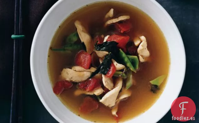 Sopa de Pollo al Estilo Tailandés con Albahaca