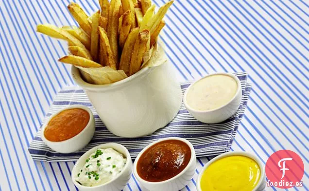 Papas Fritas Caseras con Cinco Salsas para Mojar
