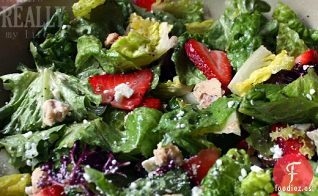Ensalada De Espinacas De Fresa y Nuez Con Aderezo De Semillas De Amapola