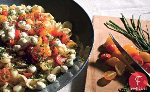 Orecchiette con Mozzarella Fresca, Tomates Uva y Cebollino con Ajo