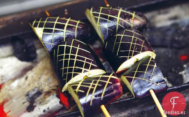 Berenjena Japonesa Entera a la Parrilla con Limón y Salsa de Soja