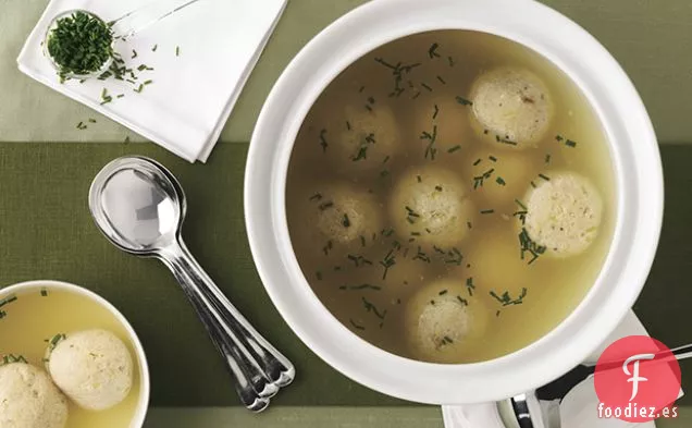 Bolas de Matzo de Puerro y Jengibre en Consomé de Hierba de Limón