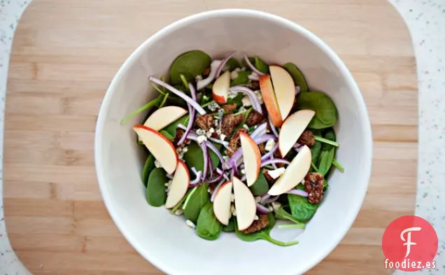 Ensalada De Espinacas Con Nueces Al Curry, Queso Azul Y Manzanas