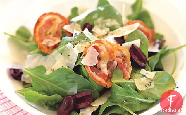 Ensalada de Rúcula con Aceitunas, Panceta y Virutas de Parmesano