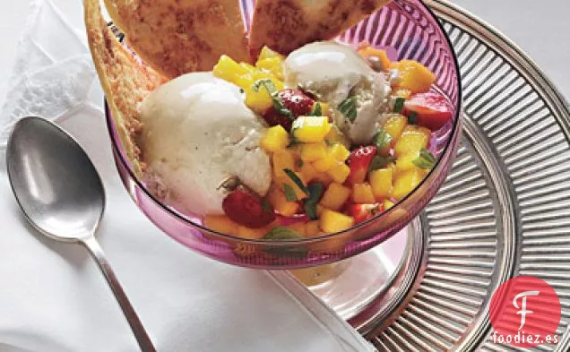 Helado de Piloncillo de Coco con Chips de Tortilla de Coco y Salsa de Frutas