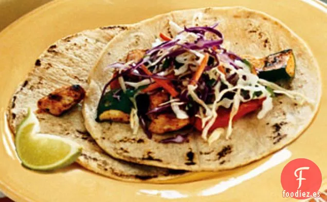 Tacos de Pollo y Verduras Frotados con Especias con Ensalada de Cilantro y Crema de Chipotle