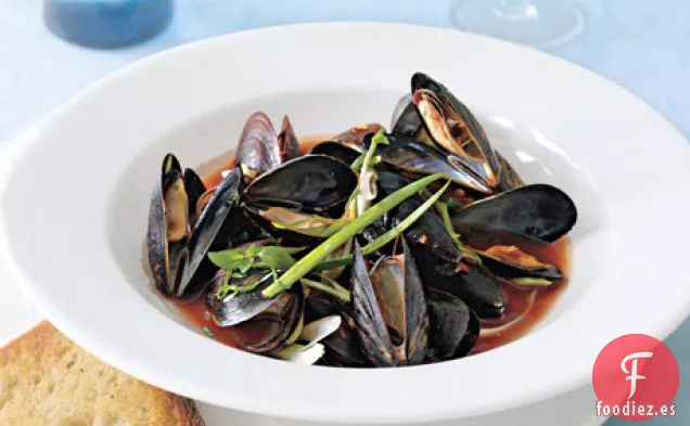 Mejillones Picantes al Vapor con Pan de Ajo