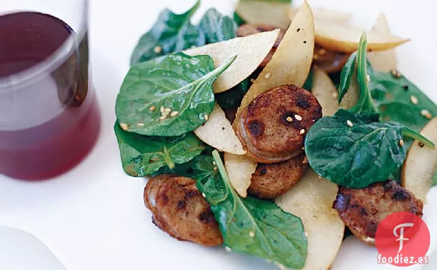 Ensalada de Espinacas Asiáticas con Salchichas y Peras
