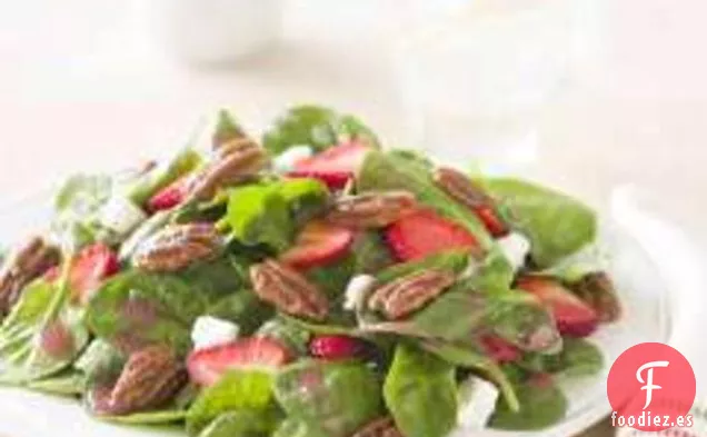 Ensalada De Espinacas Con Fresas, Queso Feta y Nueces Glaseadas