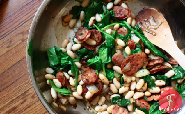 Judías Blancas, Salchichas Y Espinacas Recién Nacidas